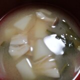 ジャガイモしめじ小松菜の味噌汁